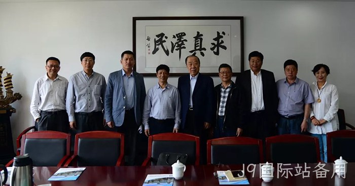 J9国际站备用董事长颜贻意（左四）考察中国海洋大学